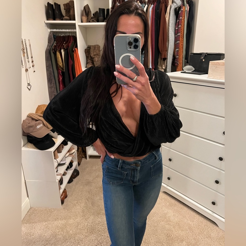 Low cut long sleeve blouse